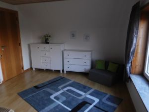 mit Schlafsessel und Kommoden - Bild 7: Ländliche Fewo nahe der Nordsee, ideal für Umgebungsausflüge