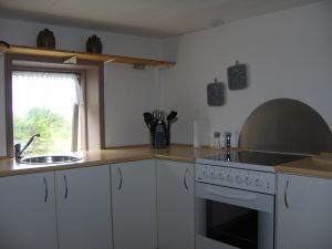 mit Blick auf die Küchenzeile - Bild 8: Ländliche Fewo nahe der Nordsee, ideal für Umgebungsausflüge