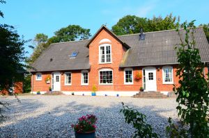 Hausansicht (Eingang zur Fewo rechts) - Bild 1: Ländliche Fewo nahe der Nordsee, ideal für Umgebungsausflüge