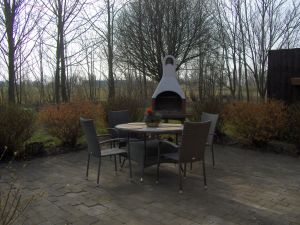 mit Möbeln und Grillkamin - Bild 13: Ländliche Fewo nahe der Nordsee, ideal für Umgebungsausflüge