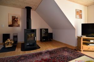 Der gemütliche Wohnraum mit Blick auf den Kamin - Bild 4: Ländliche Fewo nahe der Nordsee, ideal für Umgebungsausflüge