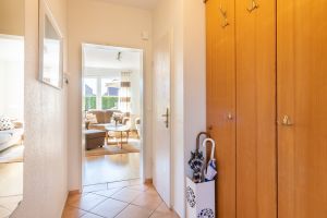 Flur mit Garderobe - Bild 4: Haus Jana in Hooksiel, traumhafte Lage, neu renoviert, Garten umzäunt