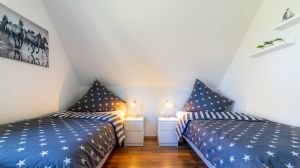 Kinderzimmer mit zwei Betten von je 90 x 200 cm und ganz viele Spielzeug - Bild 12: Haus Jana in Hooksiel, traumhafte Lage, neu renoviert, Garten umzäunt