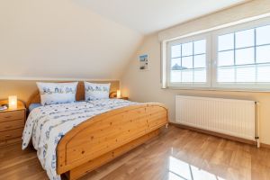Schlafzimmer, Bett 180 x 200 cm, großer Einbauschrank - Bild 11: Haus Jana in Hooksiel, traumhafte Lage, neu renoviert, Garten umzäunt