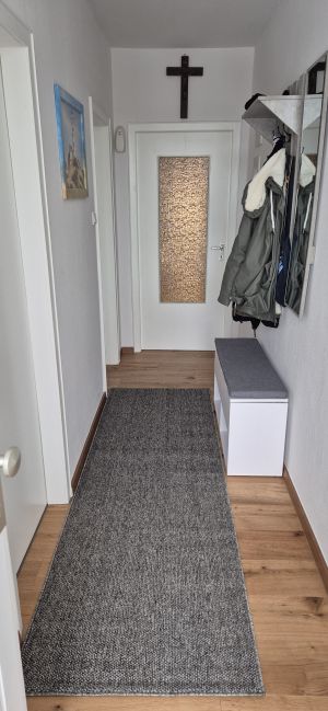 Flur frisch renoviert und neuer echt Holzboden Februar 2026 mit Schuhschrank und Garderobe - Bild 4: Nordsee Ferienhaus Dornumersiel strandnah - Hund willkommen - WLAN