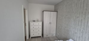 Schlafzimmer renoviert und neuer Boden mit bequemen Bett, Nachttisch, Kleiderschrank und Kommode - Bild 14: Nordsee Ferienhaus Dornumersiel strandnah - Hund willkommen - WLAN