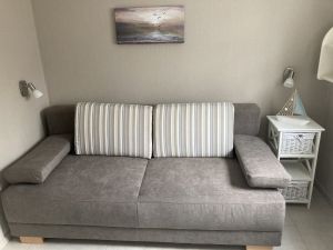 Unser kleines "Relax-Zimmer" für die
Ruhepause zwischendurch mit
Schlafcouch, Schrank, Tisch und zwei Stühlen. - Bild 9: Ferienhaus "Kristina" an der ostfriesischen Nordseeküste - Hunde erlaubt