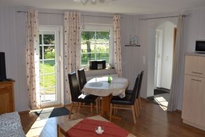 Großer ausziehbarer Tisch im Essbereich - Bild 10: Ferienwohnung Bahnkolk II in Norddeich