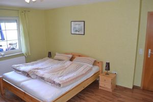 Elternschlafzimmer mit Doppelbett - Bild 20: Ferienwohnung Bahnkolk II in Norddeich