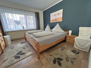 mit Dopppelbett 2x2mtr. und Komfortmatratzen - Bild 11: Norddeich EG-Ferienwohnung-3 Personen+Hund, 2 Schlafz. Fahrräder strandnah