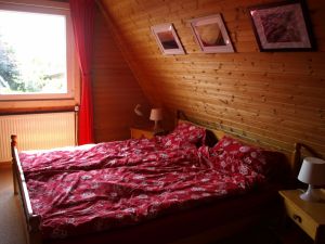 mit Doppelbett und viel Straurraum für Ihre Urlaubsgarderobe
1 Babybett mit Matratze und eine Wickelauflage stehen ebenfalls zur Verfügung - Bild 4: Haus Strandläufer direkt hinterm Deich Hunde & Kinder herzl. willkommen