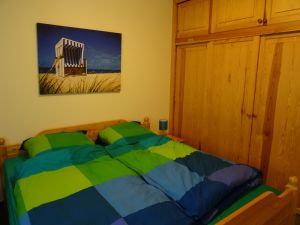 in diesem steht zusätzlich noch ein vollwertiger Schlafsessel. Ein Babybett mit Matratze ist hier ebenfalls zu finden. - Bild 6: FeWo Möwenkoje Strandlage Cuxhaven Duhnen, Kinder willkommen, WLAN