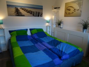 nachts zwei vollwertige Betten. Tagsüber bequeme Sitzmöglichkeiten - Bild 2: FeWo Möwenkoje Strandlage Cuxhaven Duhnen, Kinder willkommen, WLAN