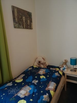 der vollwertige Sessel, mit Lattenrost und Matratze, bietet einen zusätzlichen Schlafplatz im Schlafzimmer - Bild 7: FeWo Möwenkoje Strandlage Cuxhaven Duhnen, Kinder willkommen, WLAN