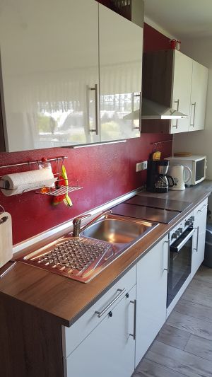 Moderne helle Küche, die zum gemütlichen Verweilen auf dem Ostfriesensofa einlädt. - Bild 7: Ferienwohnung Irene Großefehn-Strackholt