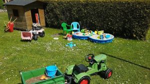 Tretttrecker, Sandkasten, Rutsche, Schaukel,
Bobby Car, Planschbecken, - Bild 17: Ferienwohnung Irene Großefehn-Strackholt
