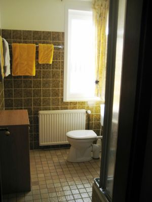 Bad mit Tageslicht und großem Fenster - Bild 8: Leuchtturm-FeWo Wohnung Füürtoorn Norderney für 3 Personen