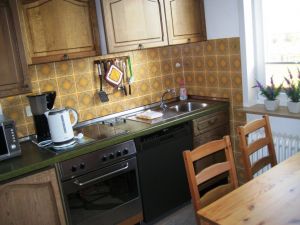 Hier finden Sie Alles, was Sie brauchen: reichlich Geschirr, Küchenutensilien, Geschirrspüler, Backofen, Kaffeemaschine, Toaster usw. - Bild 4: Leuchtturm-FeWo Wohnung Füürtoorn Norderney für 3 Personen