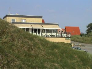 Restaurant-Terrasse
Haus von der Westseite - Bild 11: Leuchtturm-FeWo Wohnung Füürtoorn Norderney für 3 Personen