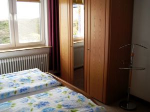 Ein weiterer Kleiderschrank ist im Flur - Bild 6: Leuchtturm-FeWo Wohnung Füürtoorn Norderney für 3 Personen