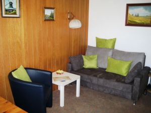 Bequeme Möbel mit Schlafsofa zum Ausziehen - Bild 2: Leuchtturm-FeWo Wohnung Füürtoorn Norderney für 3 Personen