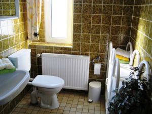 hell mit Fenster zum Lüften und viel Platz - Bild 8: Leuchtturm-FeWo Wohnung Wittdün Norderney für 2 bis 3 Personen