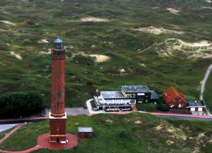 Das Haus
 (Leuchtturm-Restaurant und Düne 13)liegt direkt gegenüber dem Leuchtturm - Bild 13: Leuchtturm-FeWo Wohnung Wittdün Norderney für 2 bis 3 Personen