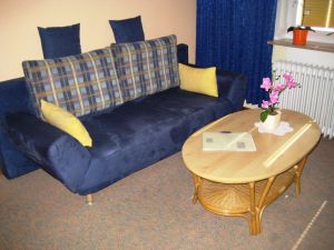 Das Sofa ist ein ausziehbares bequemes Schlafsofa - Bild 2: Leuchtturm-FeWo Wohnung Wittdün Norderney für 2 bis 3 Personen