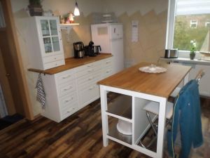 IKEA Küchenzeile mit komplett eingerichteten Schubkästen. 
Kühl/Gefrierschrank, Kaffeemaschine, Wasserkocher, Toaster, Mikrowelle gehören zur Ausstattung. 
Desweiteren befindet sich eine Speisekammer im Nebenraum. - Bild 10: Nordseenahes Ferienhaus in Ostfriesland für Familie und Co