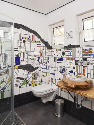 Ebenerdige Dusche mit beheiztem Spiegel und Handtuchhalter, Fön, Bademäntel, Handtücher, Kleenex, Duschlotion und Shampoo - Bild 5: Kunst Apartment / Ferienwohnung in Greetsiel
