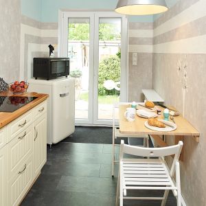 Mit Einbaumöbel wie Spülmaschine, Induktionsherd,Kühlschrank mit Gefirerfach, Backofen, Mikrowelle, Wasserkocher, Kaffeemaschine, Smootieh Maker und ausklappbaren Tisch für 2 Persoen. - Bild 3: Kunst Apartment / Ferienwohnung in Greetsiel