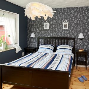 Doppelbett 1,60m x 2.00m, offener Kleiderschrank, Kofferbank und dic. Situationsbeleuchtung - Bild 2: Kunst Apartment / Ferienwohnung in Greetsiel