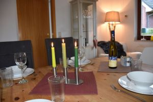 Unser schönes Esszimmer mit gemütlicher Leseecke hat Platz für bis zu 6 Personen - Bild 8: Schönes Ferienhaus m. großem, eingezäunten Garten Stinteck / Büsum Nordsee