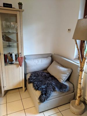 In dieser gemütlichen Leseecke kann man sehr gut sitzen, lesen, kuscheln und es sich einfach gut gehen lassen. - Bild 10: Schönes Ferienhaus m. großem, eingezäunten Garten Stinteck / Büsum Nordsee