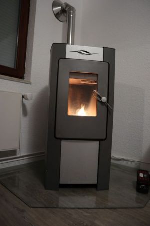 Der Pellet-Ofen ist leicht zu bedienen und spendet behagliche Wärme. - Bild 7: Schönes Ferienhaus m. großem, eingezäunten Garten Stinteck / Büsum Nordsee