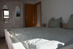 Schlafzimmer mit Doppelbett, Größe 1,80 m x 2,00 m, mit großem Kleiderschrank. - Bild 14: Schönes Ferienhaus m. großem, eingezäunten Garten Stinteck / Büsum Nordsee