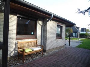 Sitzbank, seitlich am Haus mit Blick in den hinteren Garten - Bild 4: Schönes Ferienhaus m. großem, eingezäunten Garten Stinteck / Büsum Nordsee