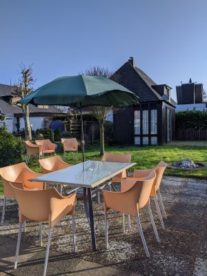 Schöne Sitzecke im Garten, sonnig und windgeschützt - Bild 1: Schönes Ferienhaus m. großem, eingezäunten Garten Stinteck / Büsum Nordsee