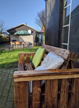Windgeschützt und bequem: Bank im Garten - Bild 2: Schönes Ferienhaus m. großem, eingezäunten Garten Stinteck / Büsum Nordsee