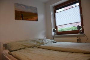 Das zweite Schlafzimmer mit einem Doppelbett 16ox200cm sowie einem Eimzelbett 80x200cm. - Bild 15: Schönes Ferienhaus m. großem, eingezäunten Garten Stinteck / Büsum Nordsee