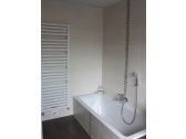 Das Bad besitzt eine Badewanne und eine ebenerdige Dusche. - Bild 3: Ferienhaus Schaumann in Ostfriesland