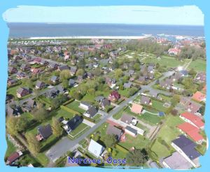 Luftaufnahme Nordsee-Oase mit Blick in Richtung Strand und Hafen - Bild 1: FH Nordsee-Oase, Nordseeküste, Neuharlingersiel: am Meer im Grünen am Hafen