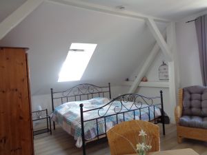 Dachfenster mit Verdunklungsrollo. Bei offenem Rollo bietet sich ein schöner Blick über die Dächer von Pilsum zur Kirche. - Bild 3: Apartment Eulennest in ostfriesischem Gulfhof in Pilsum Nähe Greetsiel