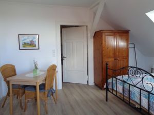 der Eßtisch ist beidseitig ausziehbar, - Bild 4: Apartment Eulennest in ostfriesischem Gulfhof in Pilsum Nähe Greetsiel