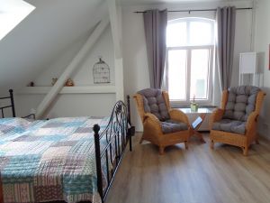 Sitzecke mit Rattansesseln - Bild 5: Apartment Eulennest in ostfriesischem Gulfhof in Pilsum Nähe Greetsiel