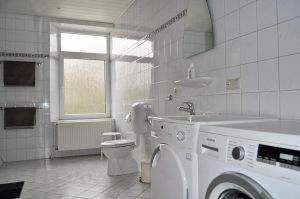 sehr groß mit Dusche und WC - Bild 4: Alte Pastorei Minsen - Nordsee - 2 Personen