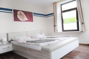 Hell und großzügig mit Doppelbett 1,80x2,00m - Bild 3: Alte Pastorei Minsen - Nordsee - 2 Personen