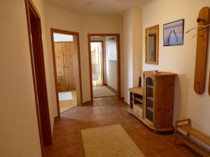 Geräumiger Flur - Bild 1: Ferienwohnung Mühlenblick im Fischerdorf Ditzum