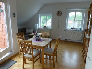 ...mit Auszieh-Esstisch - Bild 3: Ferienwohnung Mühlenblick im Fischerdorf Ditzum