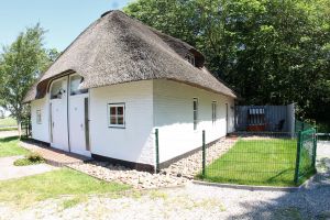 Eingang und Terrasse von LEE - Bild 4: Haubarg Sattlerhof Pension mit 10 Fe-zimmern und 2 FeWo in St. Peter-Ording